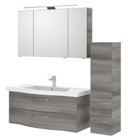 Moderner Badblock mit grauer Holzoptik, bestehend aus einem Waschbeckenunterschrank mit zwei Schubladen, einem hohen Seitenschrank mit drei Schubladen und einem Spiegelschrank mit Beleuchtung, frontal abgebildet.