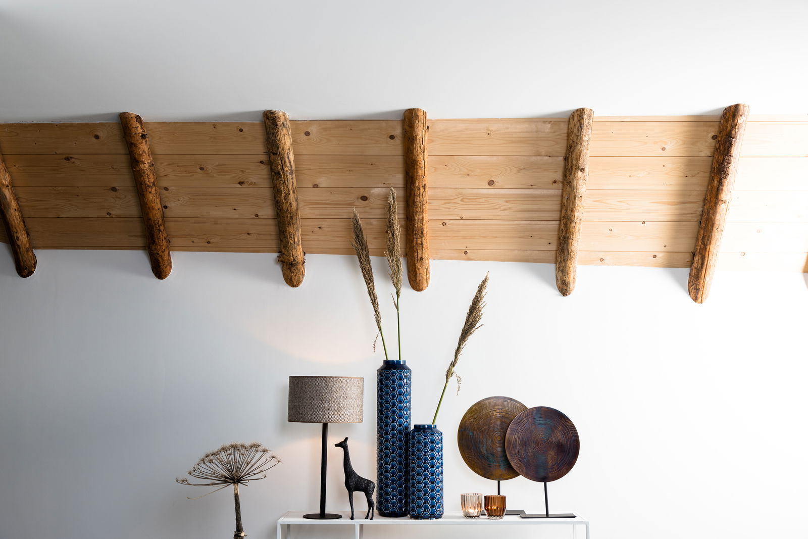 Light&Living Lampenfuß RODRIGO Ein stilvoller Lampenfuß mit einem schlichten, modernen Design, abgebildet in einer Wohnumgebung mit dekorativen Elementen. Perspektive: Frontalansicht.