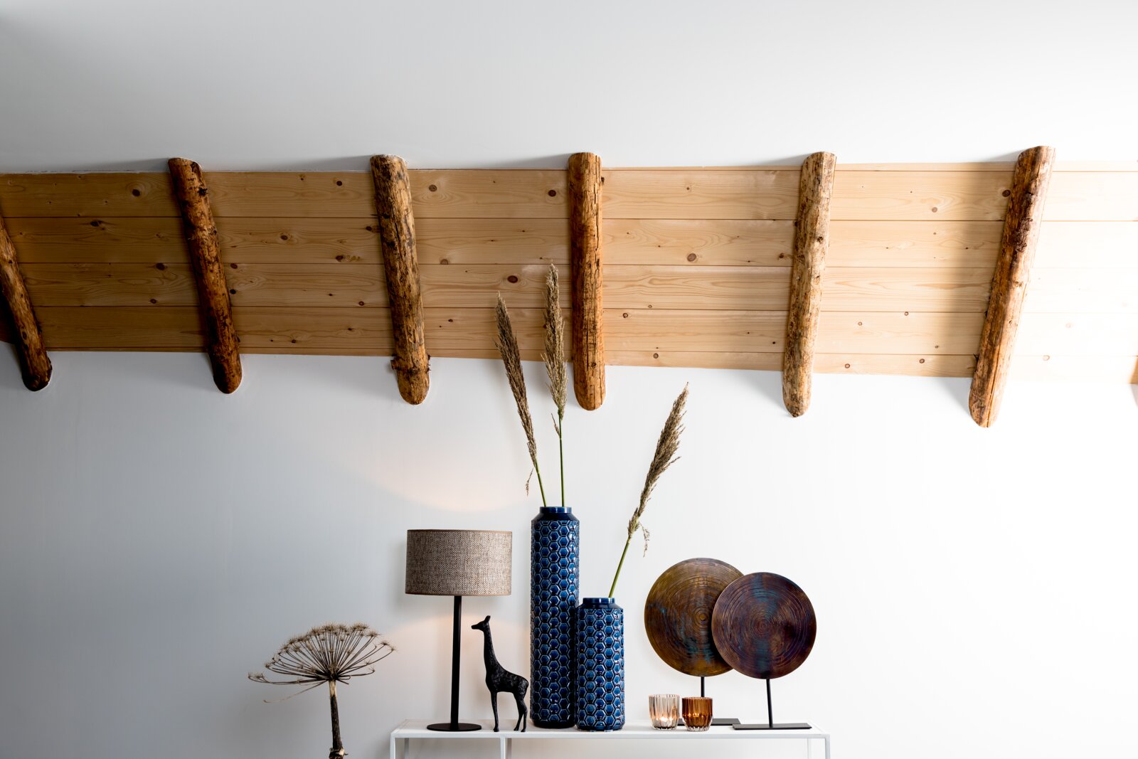 Een stijlvolle lampvoet met een strak, modern ontwerp, afgebeeld in een woonkamer met decoratieve elementen. Perspectief: vooraanzicht.