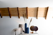 Een stijlvolle lampvoet met een strak, modern ontwerp, afgebeeld in een woonkamer met decoratieve elementen. Perspectief: vooraanzicht.