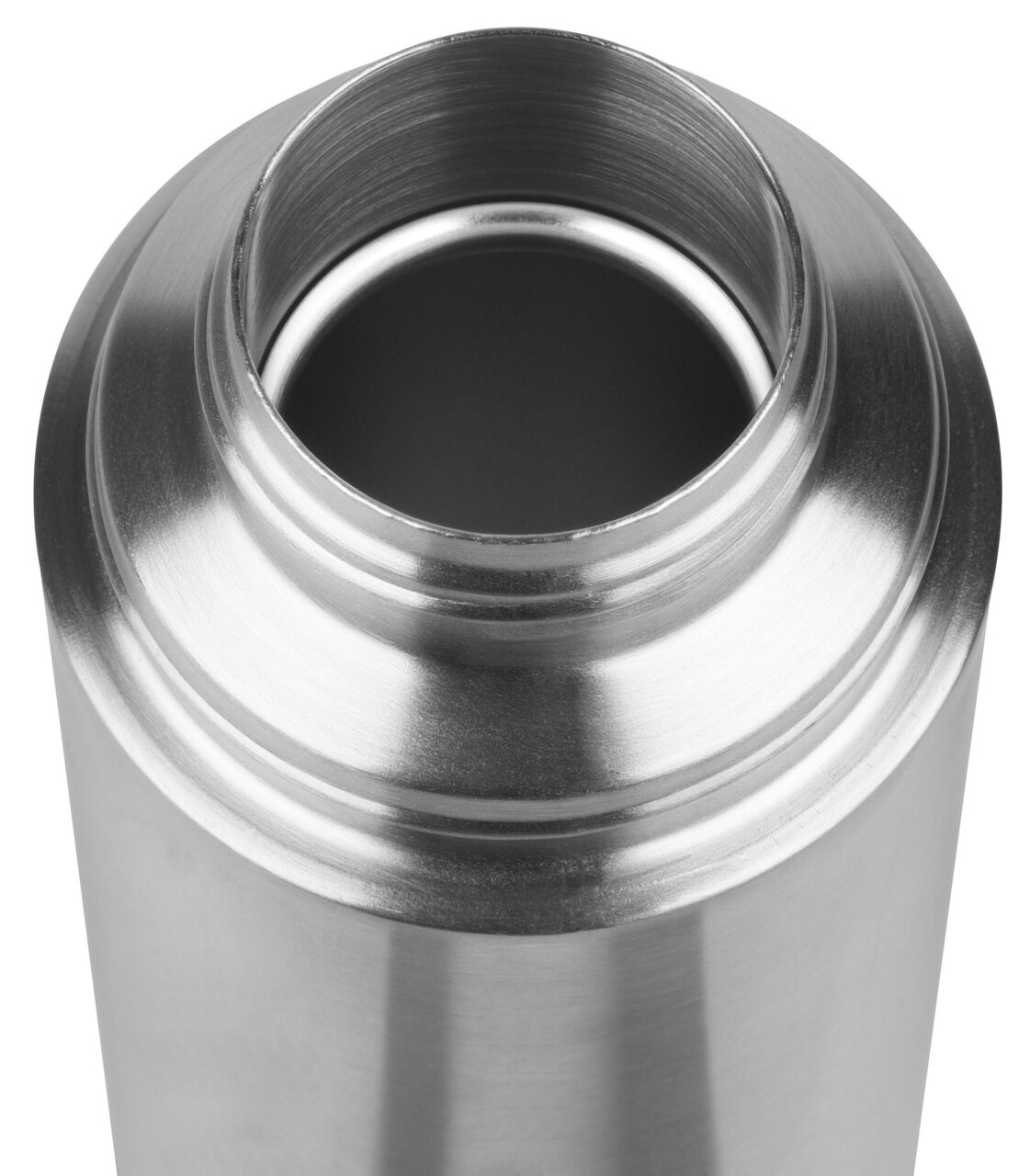 Close-up van een roestvrijstalen thermosfles van bovenaf, met de opening en de glanzende metalen behuizing.