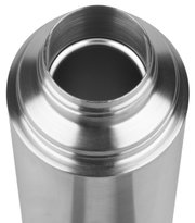 Close-up van een roestvrijstalen thermosfles van bovenaf, met de opening en de glanzende metalen behuizing.