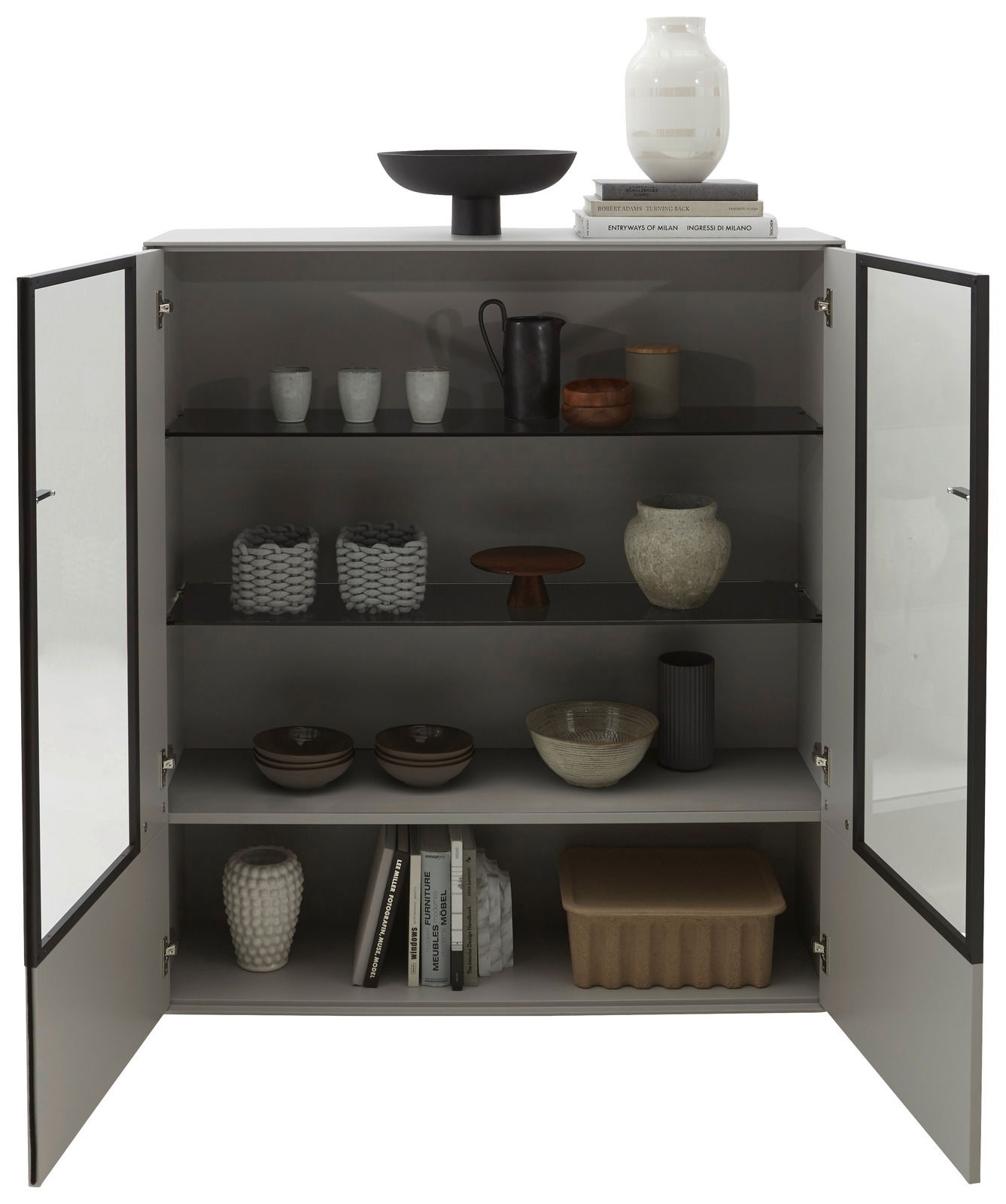 Geöffnetes Highboard mit dekorativen Objekten und Büchern, Frontalansicht