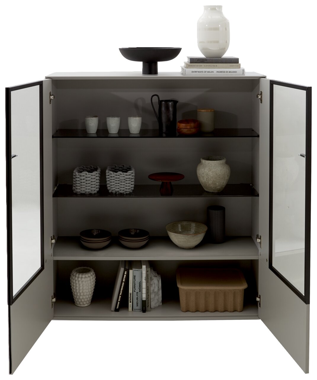 Geöffnetes Highboard mit dekorativen Objekten und Büchern, Frontalansicht