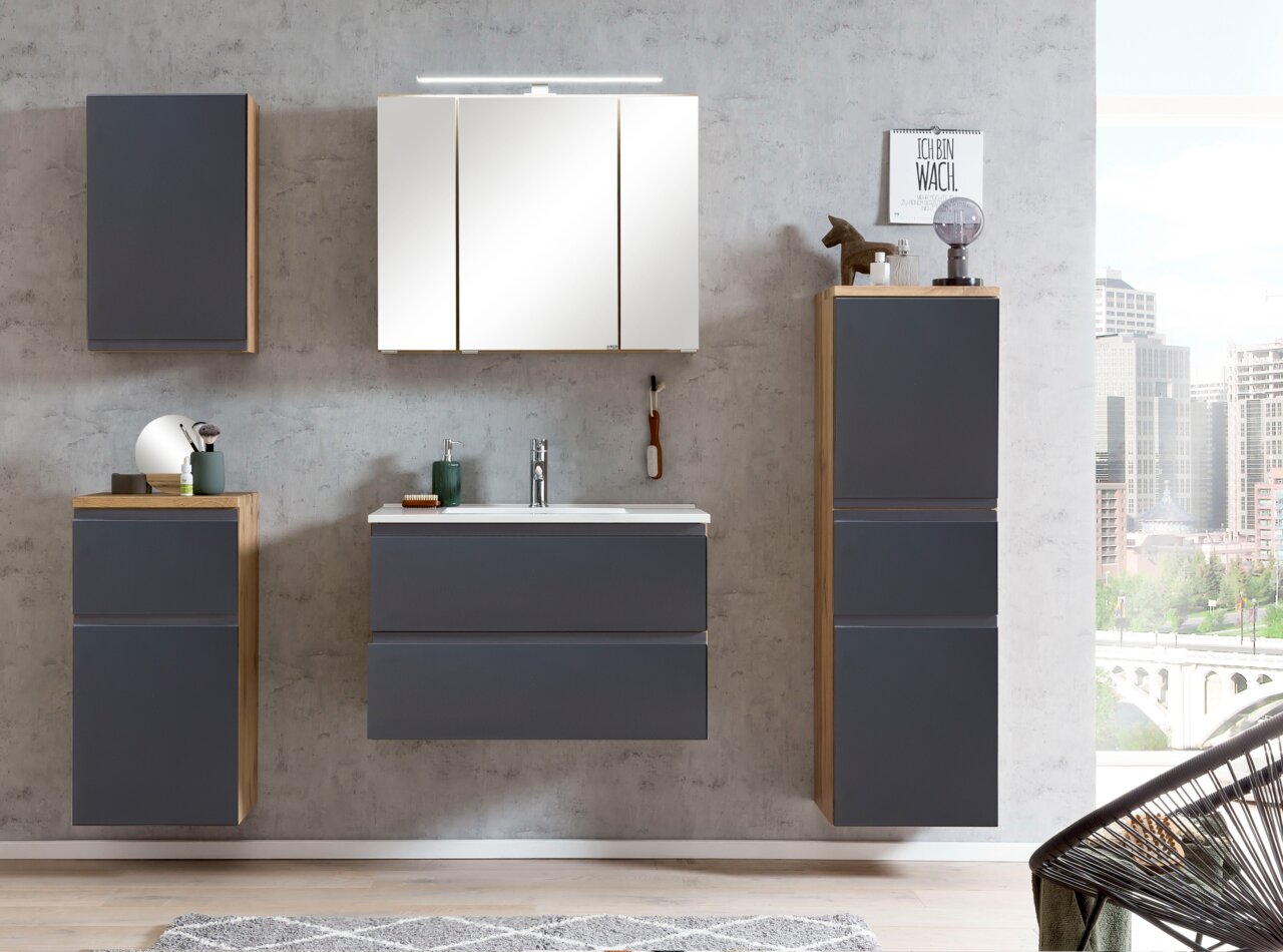 Moderner Hängeschrank in dunklem Grau mit Holzrahmen, Teil eines stilvollen Badezimmersets, frontal betrachtet.