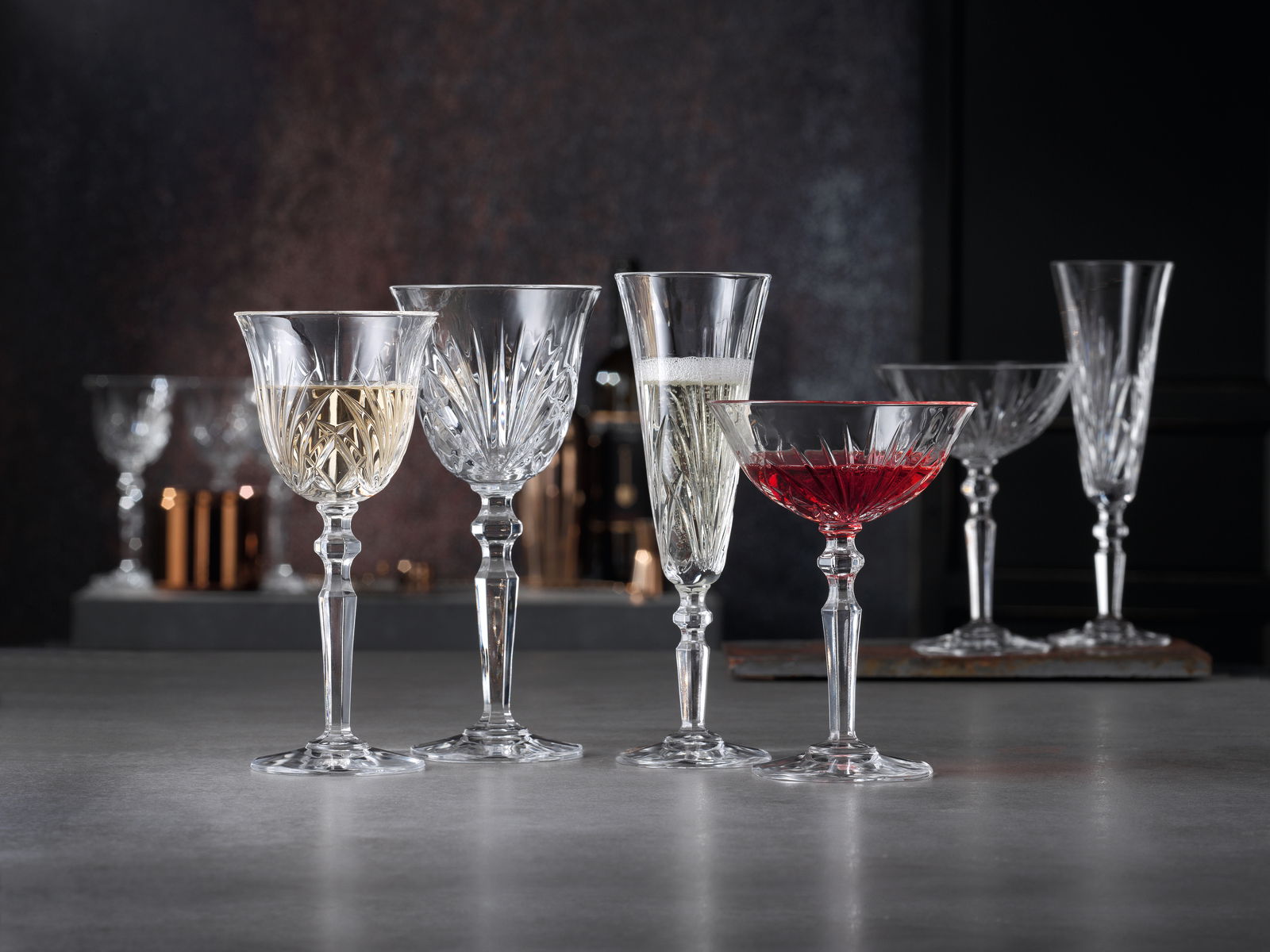 Elegante Cocktailschale Palais aus Kristallglas, gefüllt mit rotem Getränk, in einer stilvollen Tischdekoration, seitliche Perspektive.