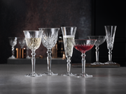 Elegante Cocktailschale Palais aus Kristallglas, gefüllt mit rotem Getränk, in einer stilvollen Tischdekoration, seitliche Perspektive.