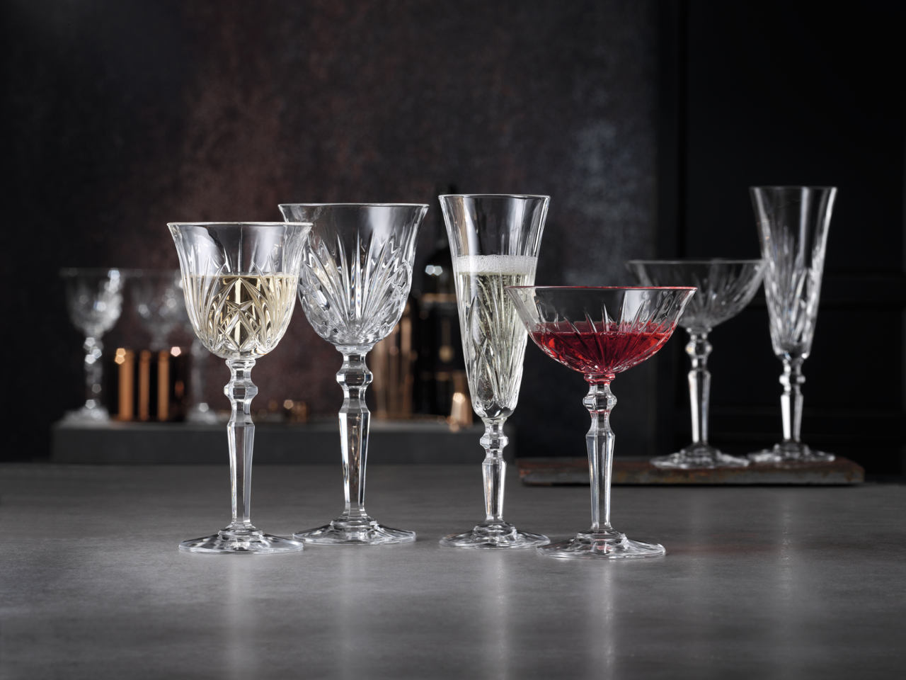 Elegante Cocktailschale Palais aus Kristallglas, gefüllt mit rotem Getränk, in einer stilvollen Tischdekoration, seitliche Perspektive.