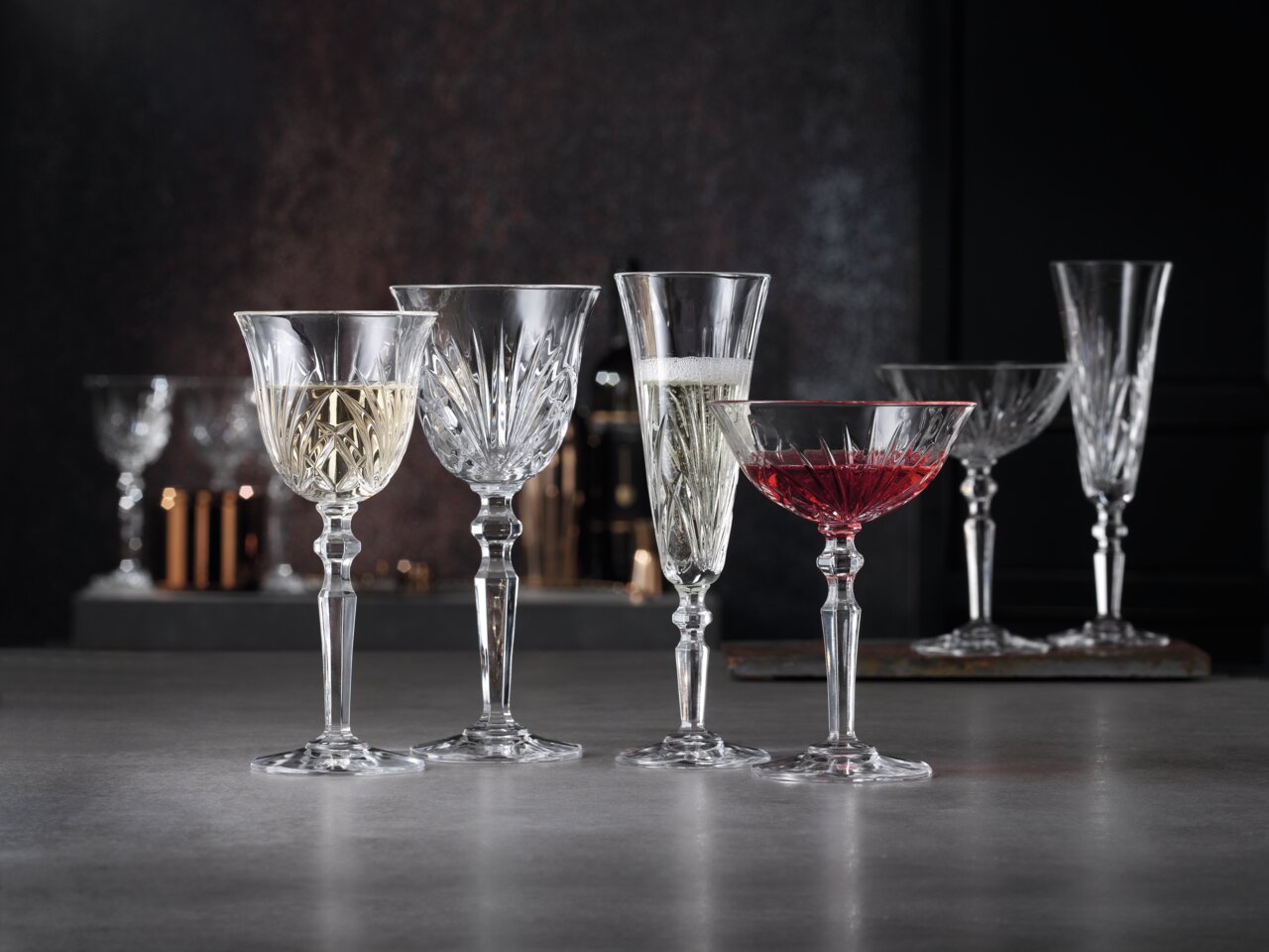 Elegante Cocktailschale Palais aus Kristallglas, gefüllt mit rotem Getränk, in einer stilvollen Tischdekoration, seitliche Perspektive.