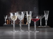 Elegante Cocktailschale Palais aus Kristallglas, gefüllt mit rotem Getränk, in einer stilvollen Tischdekoration, seitliche Perspektive.