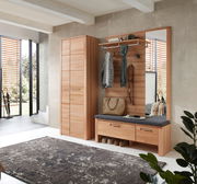 Garderobenkombination aus Holz mit Schrank, Sitzbank und Spiegel, seitliche Perspektive