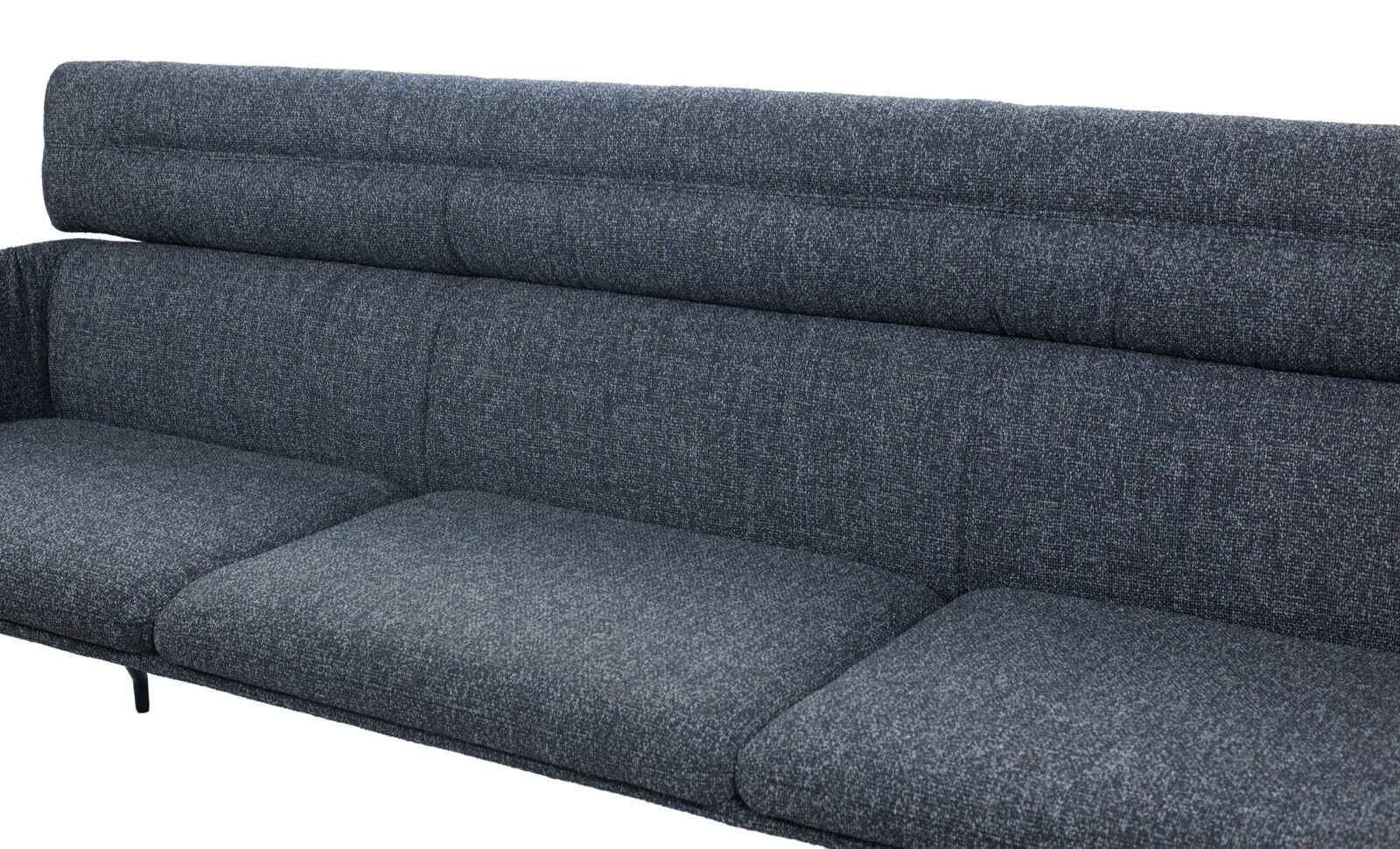 Graue Sitzbank mit hoher Rückenlehne, seitliche Perspektive