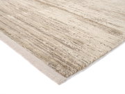 Designer Teppich in Beige- und Brauntönen, Nahaufnahme aus schräger Perspektive