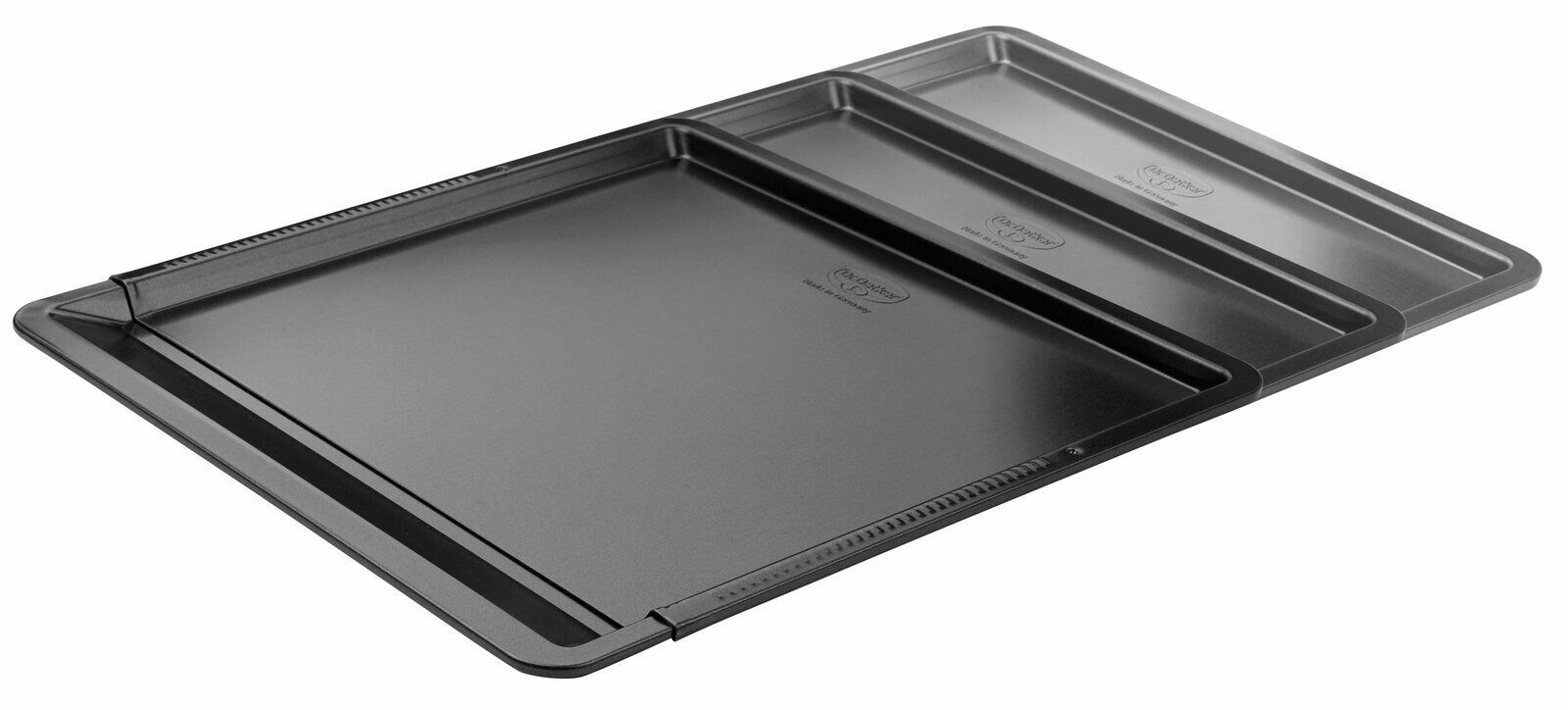 Zwei schwarze Back- und Plätzchenbleche in schräger Perspektive, übereinander gestapelt.