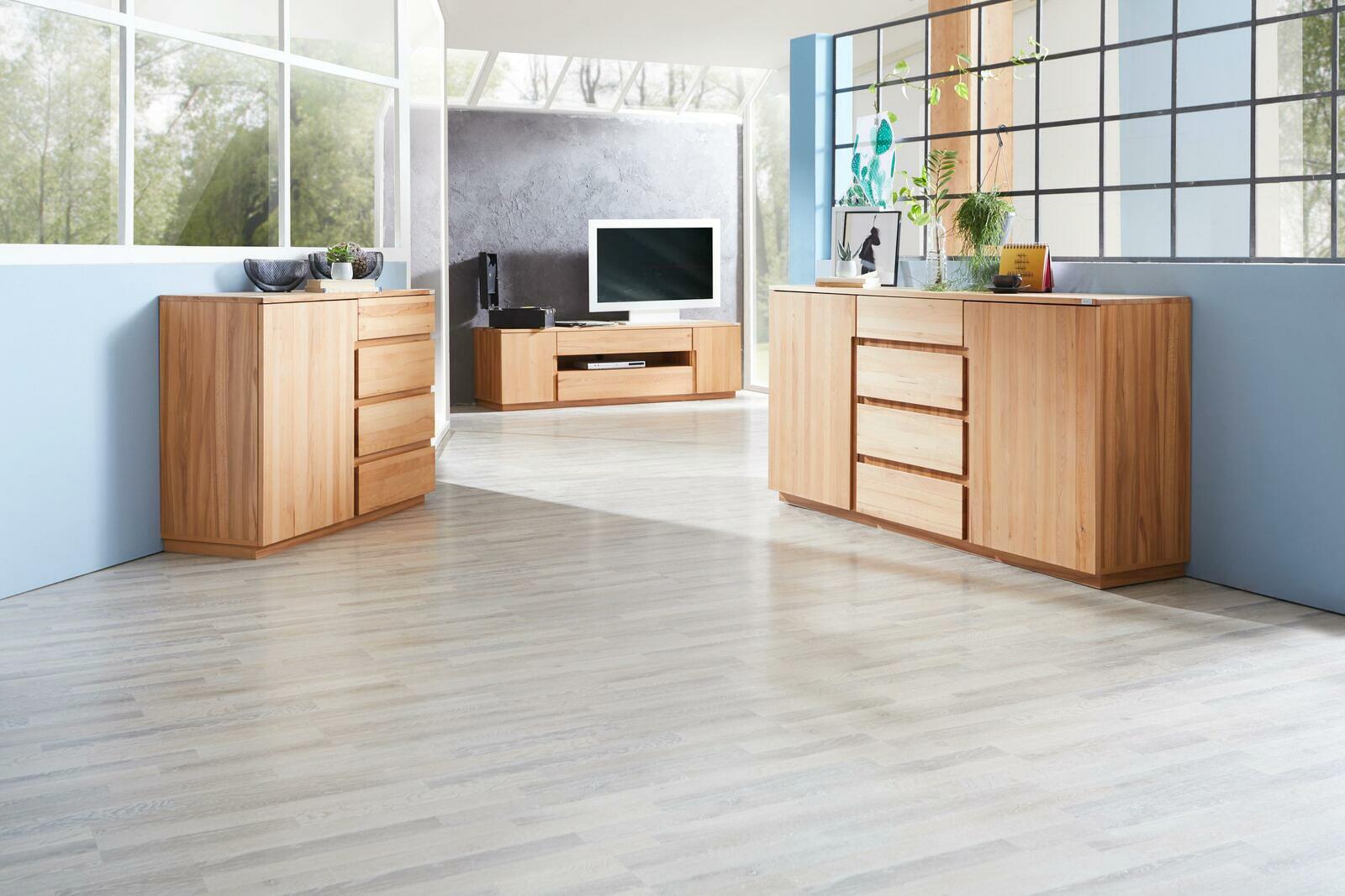 Helles Holz-Sideboard und TV-Lowboard in modernem Wohnzimmer, seitliche Perspektive