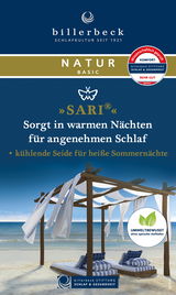 Blick auf eine billerbeck Wildseidendecke Superlight Sari, präsentiert in einer Strandumgebung unter einem Holzpavillon mit wehenden weißen Tüchern, ideal für warme Sommernächte.