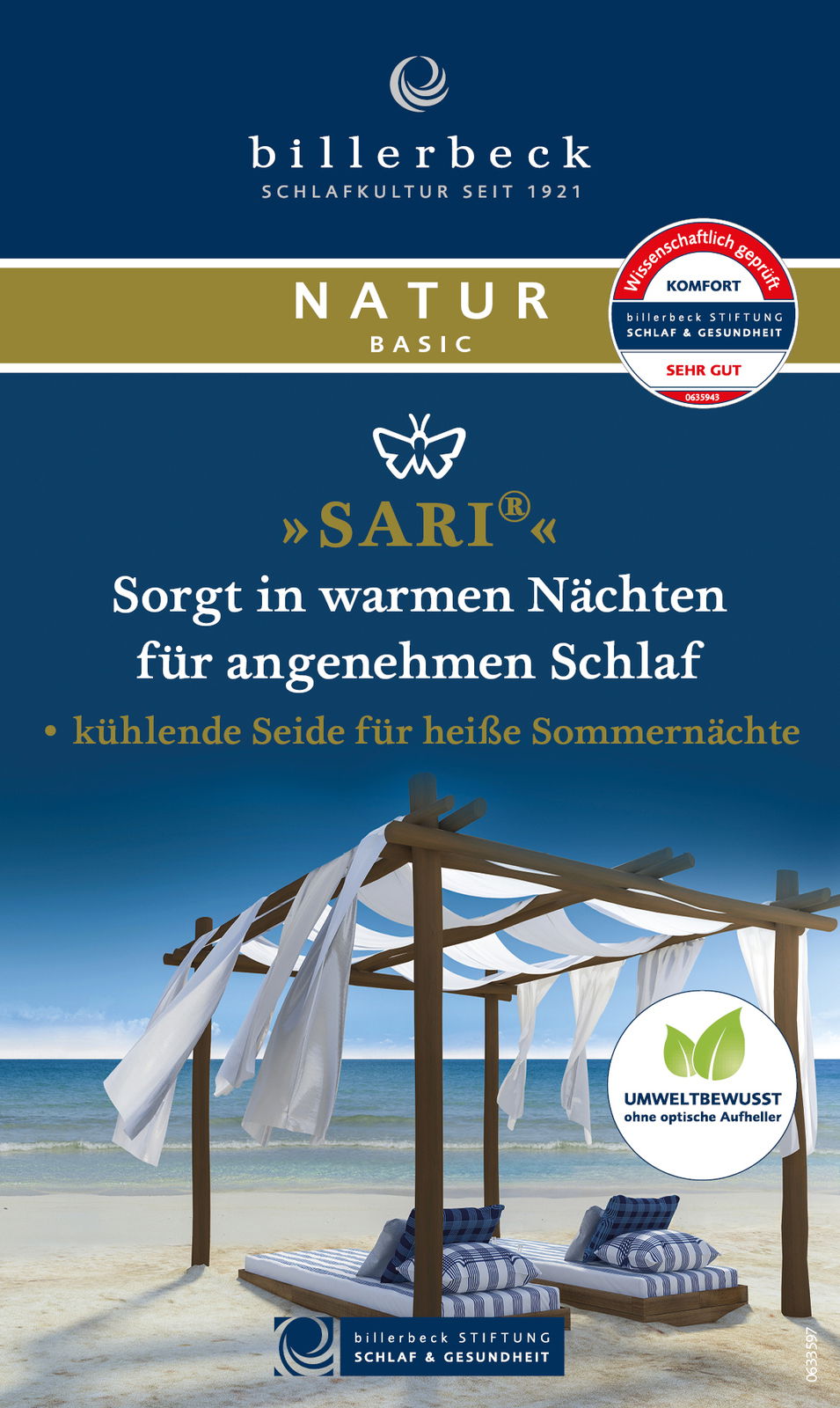 Blick auf eine billerbeck Wildseidendecke Superlight Sari, präsentiert in einer Strandumgebung unter einem Holzpavillon mit wehenden weißen Tüchern, ideal für warme Sommernächte.