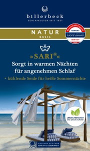 Een blik op een Billerbeck Superlight Sari-deken van wildzijde, gepresenteerd in een strandomgeving onder een houten paviljoen met wapperende witte doeken, ideaal voor warme zomernachten.