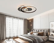 Moderne LED-Deckenleuchte mit kreisförmigem Design in einem stilvollen Schlafzimmer, von unten betrachtet.