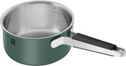 Grüner Kochtopf mit Edelstahl-Innenfläche und Messskala, seitliche Perspektive