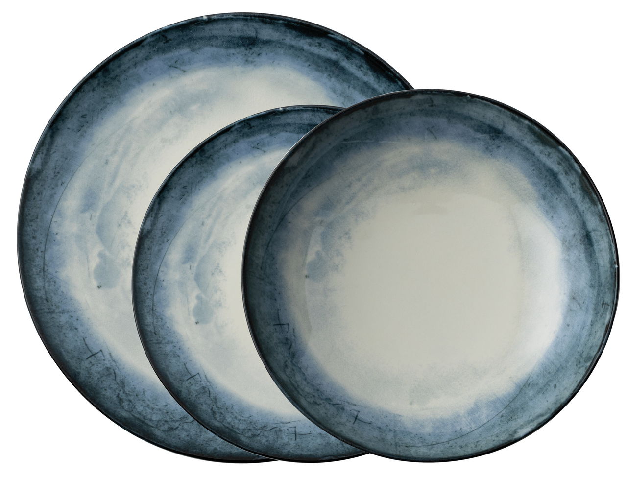 Drei Teller des Tellersets Shade Sea in einer schrägen Draufsicht, mit einem blauen Rand und einem hellen Zentrum.