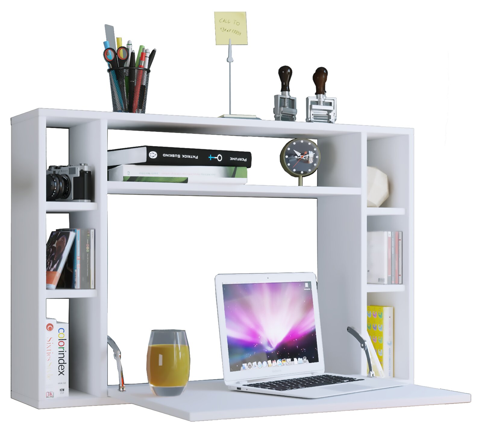 Weißes Wandregal/Schreibtisch-Aufsatzregal mit seitlichen Fächern und Ablage, frontal in leichter Perspektive von links fotografiert, dekoriert mit Büchern, Stiftebecher, Uhr und Laptop