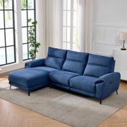 Blaues Stoff-Ecksofa mit Recamiere links, verstellbaren Rückenlehnen und Metallfüßen im hellen Wohnzimmer, Perspektive: frontale 3/4-Ansicht von leicht rechts.