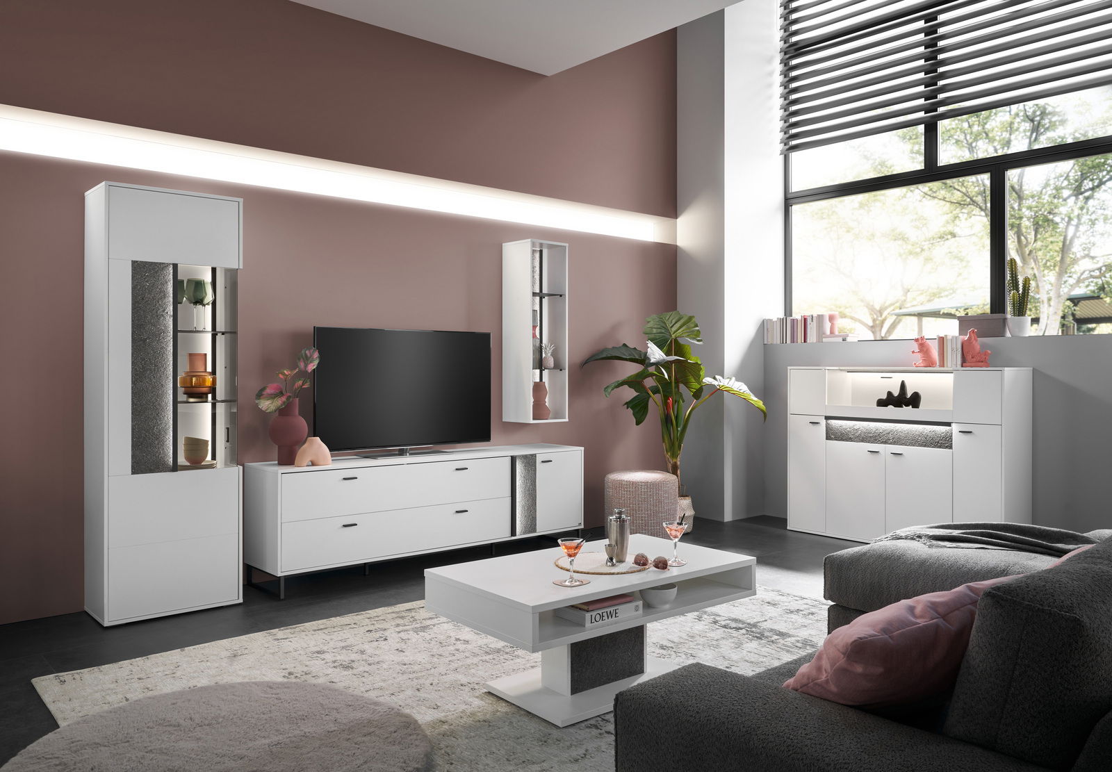 Set one by Musterring Highboard DELTONA Modernes Wohnzimmer mit Highboard-Set von Musterring, bestehend aus einem weißen Highboard, TV-Schrank und Couchtisch, in einer stilvollen, hellen Umgebung mit großen Fenstern und Pflanzen. Perspektive: Frontalansicht.