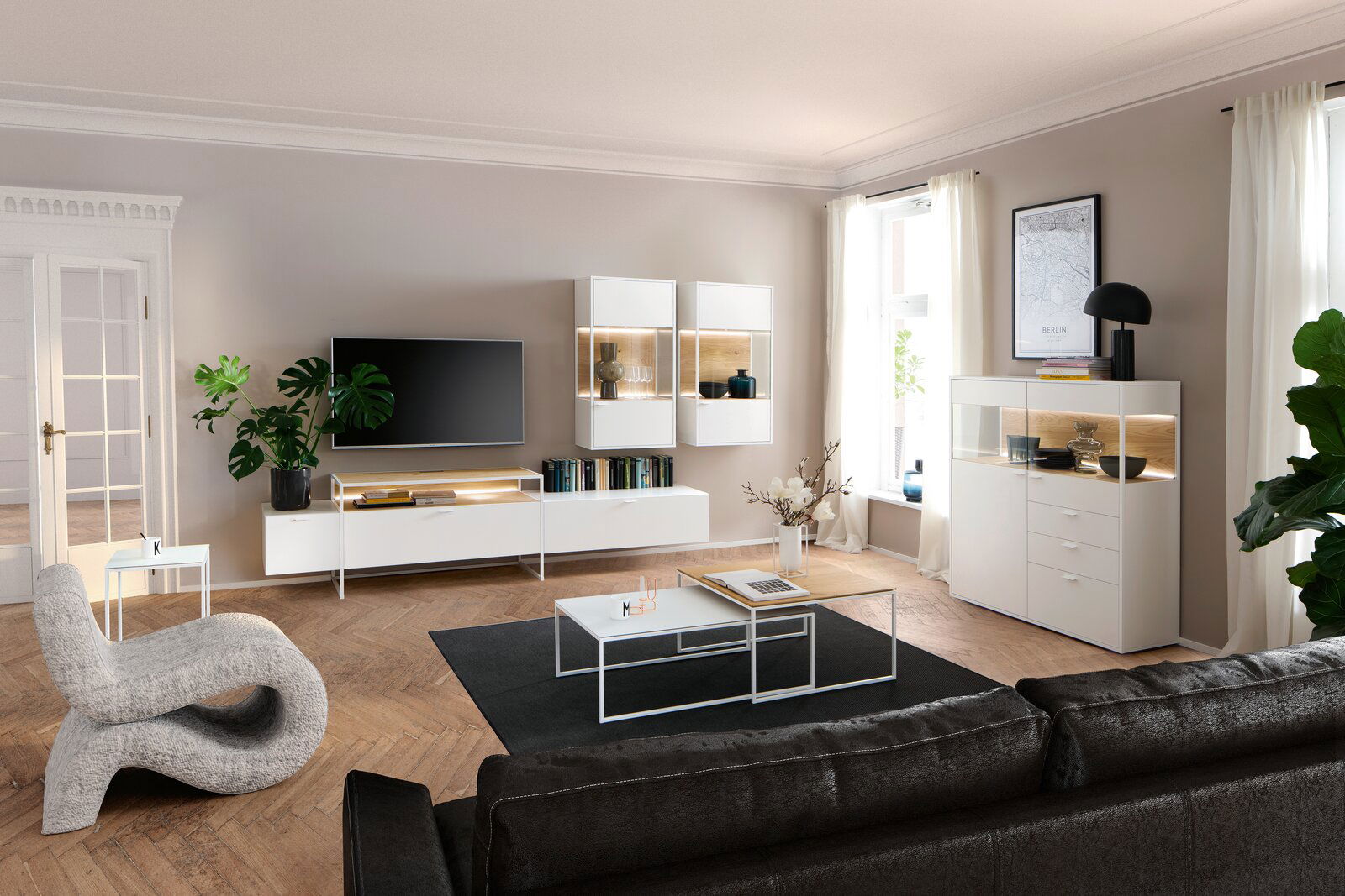 Moderner Couchtisch in einem stilvollen Wohnzimmer, seitliche Perspektive