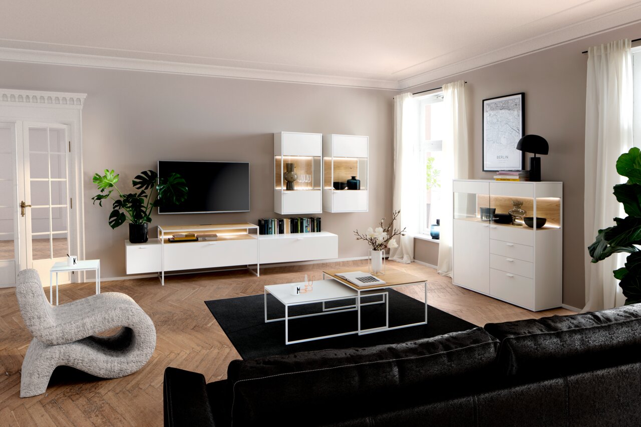Moderner Couchtisch in einem stilvollen Wohnzimmer, seitliche Perspektive