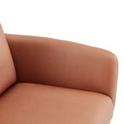 Nahaufnahme eines braunen Armlehnstuhls aus Leder, Fokus auf die Armlehne und Sitzfläche, seitliche Perspektive.