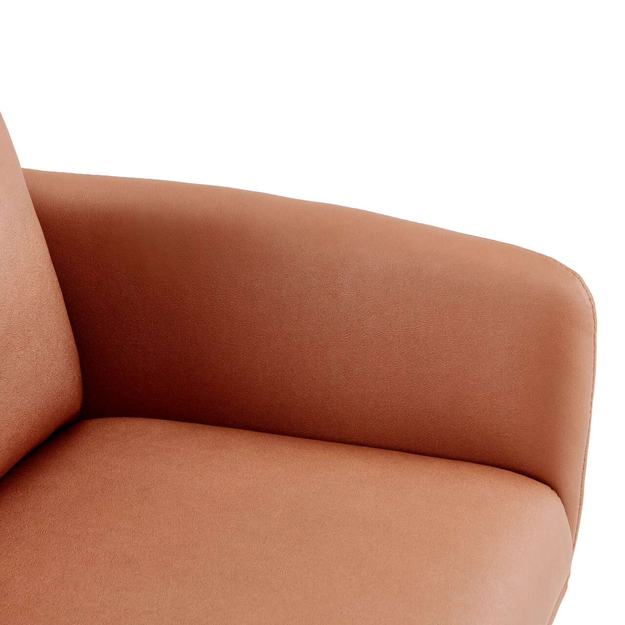 Nahaufnahme eines braunen Armlehnstuhls aus Leder, Fokus auf die Armlehne und Sitzfläche, seitliche Perspektive.