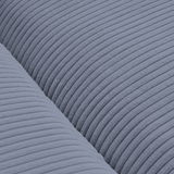 Nahaufnahme eines blauen, gerippten Stoffes eines Big-Sofas in Draufsicht.