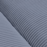 Nahaufnahme eines blauen, gerippten Stoffes eines Big-Sofas in Draufsicht.