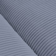 Nahaufnahme eines blauen, gerippten Stoffes eines Big-Sofas in Draufsicht.
