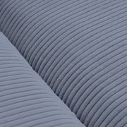 Nahaufnahme eines blauen, gerippten Stoffes eines Big-Sofas in Draufsicht.