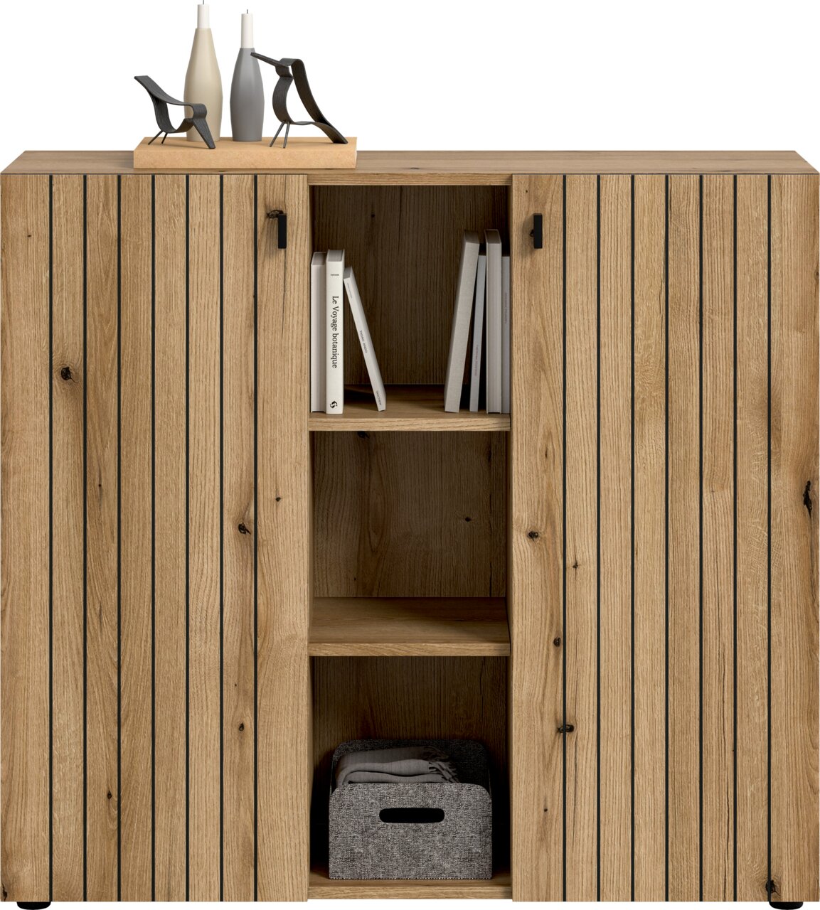 Frontansicht eines modernen Sideboards aus hellem Holz mit vertikalen schwarzen Linien, zwei Schranktüren und offenem Mittelregal mit Büchern und Stoffbox; oben Dekovasen und Figuren