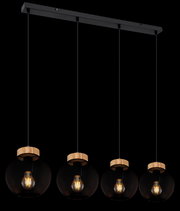 Moderne Hängeleuchte mit vier schwarzen Gitterlampenschirmen und Holzakzenten, seitliche Perspektive