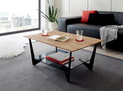Moderner Couchtisch mit Holzplatte und schwarzem Metallgestell, seitliche Perspektive