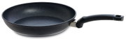 Schwarze Pfanne Adamat Classic 20 cm mit ergonomischem Griff, seitliche Perspektive