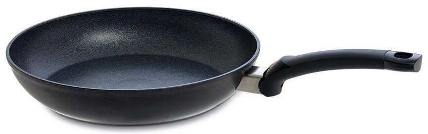 Schwarze Pfanne Adamat Classic 20 cm mit ergonomischem Griff, seitliche Perspektive