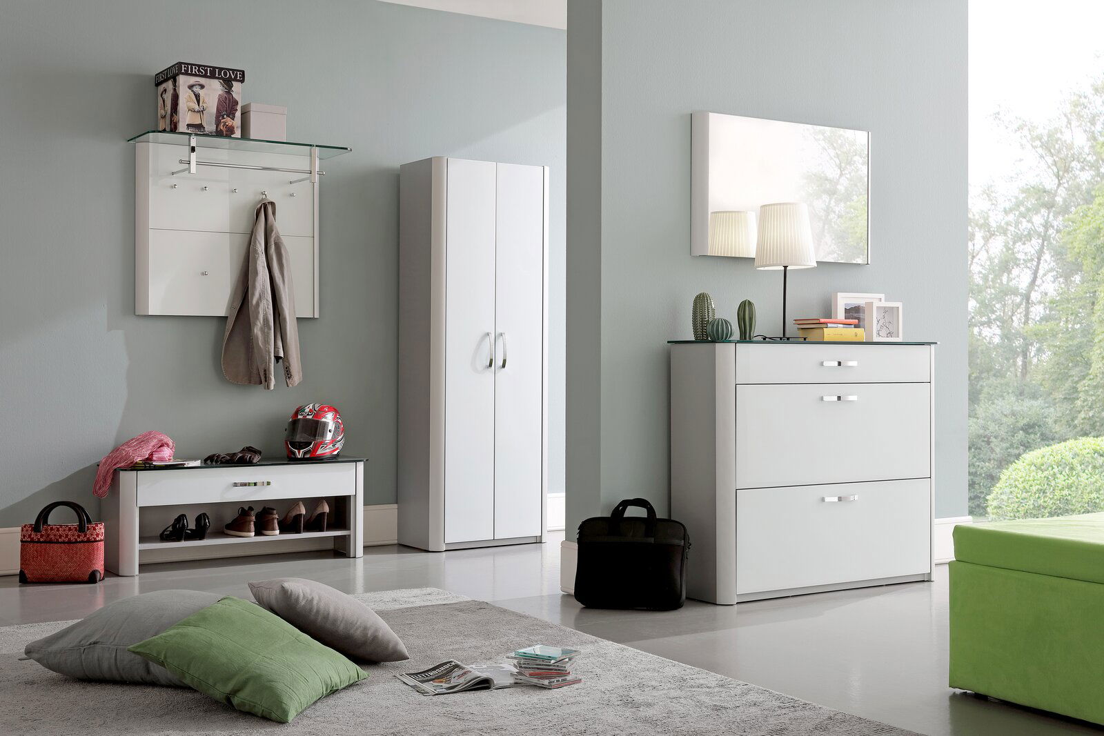 Moderano Garderobenpaneel MILANO Moderne Garderobeneinrichtung mit Schuhschrank, Spiegel, Garderobenpaneel und Bank in einem hellen Raum, seitliche Perspektive.