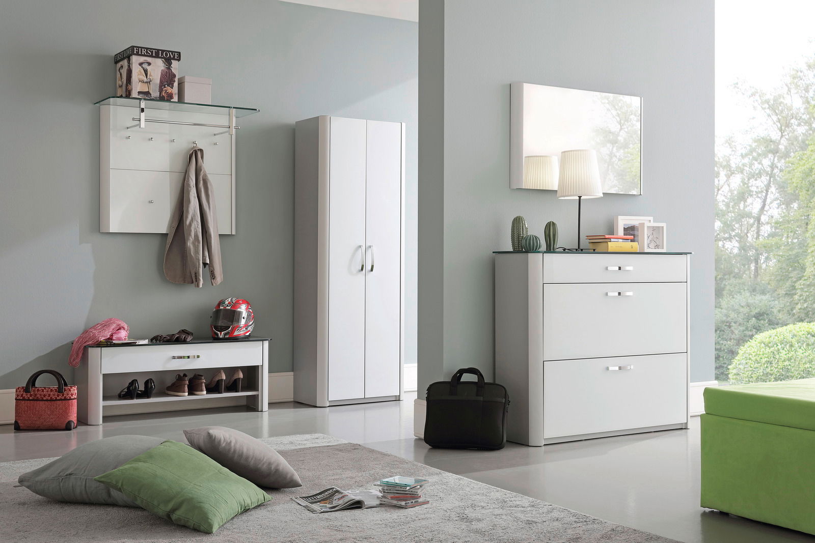 Moderne Garderobeneinrichtung mit Schuhschrank, Spiegel, Garderobenpaneel und Bank in einem hellen Raum, seitliche Perspektive.