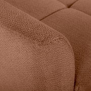 Nahaufnahme eines braunen, strukturierten Bouclé-Polsterstoffs an der Armlehne und Sitzfläche eines Sofas, Perspektive: Detailaufnahme von schräg oben.