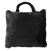 Schwarzes, flauschiges Plaid mit integrierter Tasche und Tragegriff, Vorderansicht