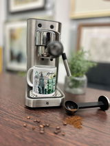 Kaffeetasse 0,3l mit Stadtmotiv, platziert auf einer Espressomaschine, seitliche Perspektive