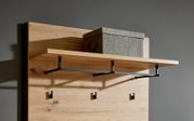 Garderobenpaneel aus Holz mit schwarzem Metallgestell, seitliche Perspektive. Oben befindet sich ein Regalbrett mit einer grauen Aufbewahrungsbox.
