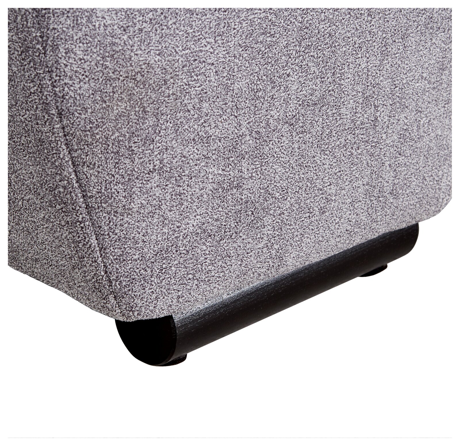 Nahaufnahme der unteren Ecke eines grauen Big Sofas TAVANI mit schwarzem Fuß, seitliche Perspektive.