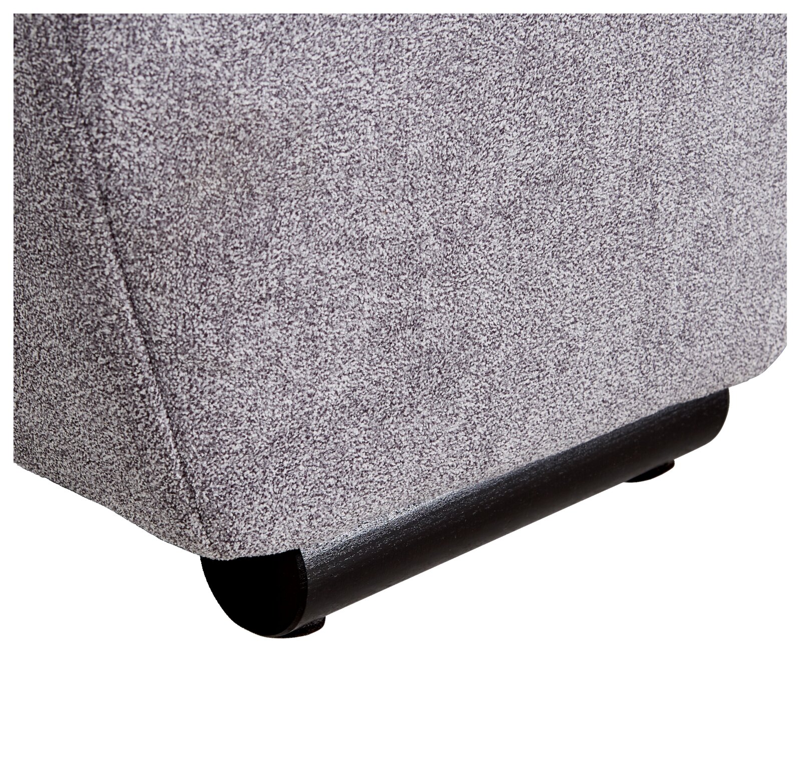Nahaufnahme der unteren Ecke eines grauen Big Sofas TAVANI mit schwarzem Fuß, seitliche Perspektive.