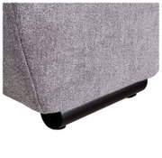 Nahaufnahme der unteren Ecke eines grauen Big Sofas TAVANI mit schwarzem Fuß, seitliche Perspektive.